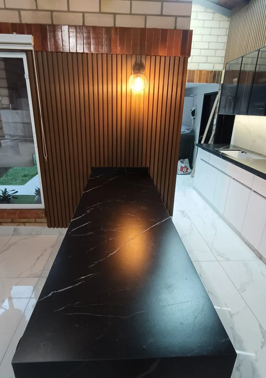Barra en Negro Marquina con listones de madera